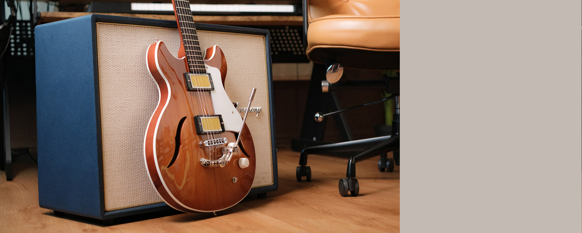 Standard Series Comet w/Tremolo Electric Guitar w/Case, RW FB, Sunburst